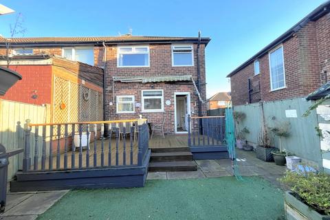 2 bedroom end of terrace house to rent, Clough Road, Droylsden M43