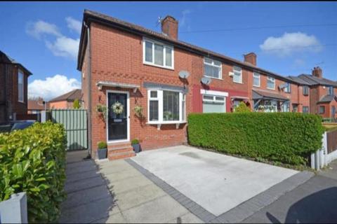 2 bedroom end of terrace house to rent, Clough Road, Droylsden M43