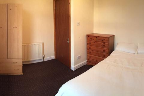 3 bedroom end of terrace house to rent, Leeds LS4