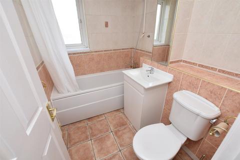 2 bedroom apartment to rent, Bluebell Close, Romford RM7