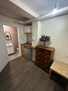 1 bedroom in a flat share to rent, Sturgess Avenue, London NW4