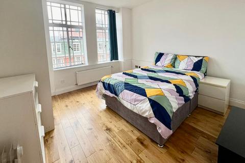 2 bedroom flat to rent, Queensway, London W2