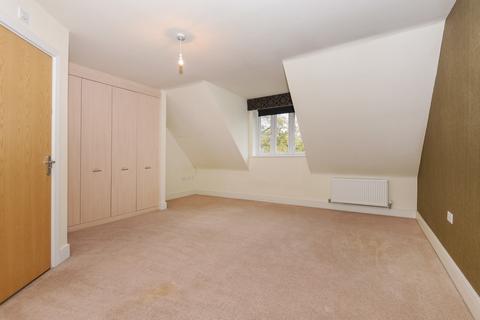 4 bedroom terraced house to rent, Goodacre Close, Weybridge, Surrey, KT13