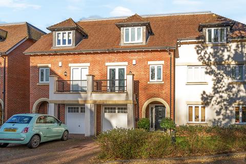 4 bedroom terraced house to rent, Goodacre Close, Weybridge, Surrey, KT13