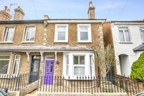 3 bedroom semi-detached house to rent, Leatherhead