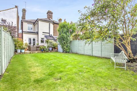 3 bedroom semi-detached house to rent, Leatherhead