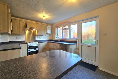 3 bedroom semi-detached house to rent, Yarrow Close, Leicester LE5