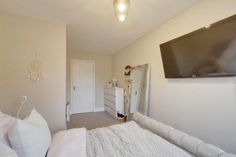 2 bedroom flat for sale, The Rowans, Leigh-on-Sea, SS9