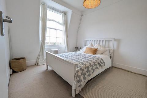 2 bedroom flat to rent, Spacious Two Bedroom Top Floor Flat In Shoot-Up-Hill NW2