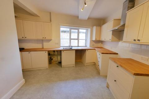 4 bedroom apartment to rent, Market Place, CIRENCESTER