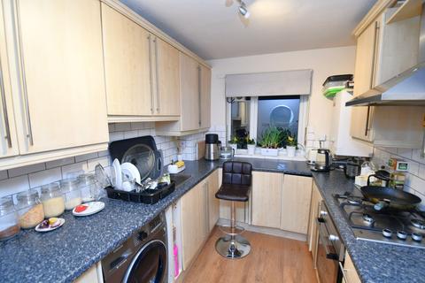 3 bedroom flat for sale, Canterbury Gardens, Squires Court, M5