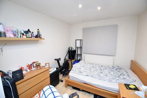 3 bedroom flat for sale, Canterbury Gardens, Squires Court, M5