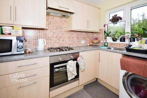 2 bedroom end of terrace house to rent, Charles Avenue Chichester PO19