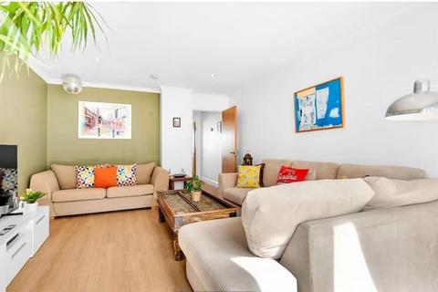 3 bedroom flat to rent, Kestrel Avenue, SE24