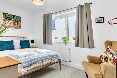 3 bedroom flat to rent, Kestrel Avenue, SE24