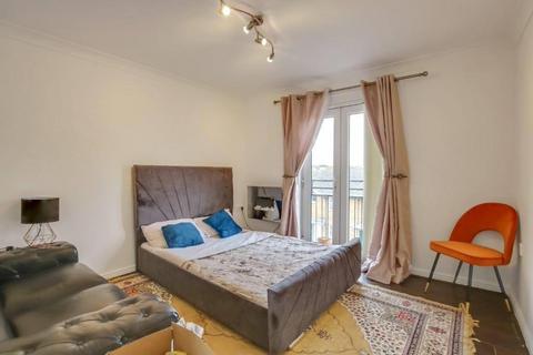 3 bedroom flat to rent, Commercial Way, SE15