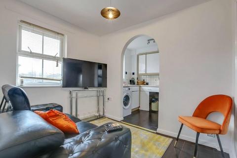 3 bedroom flat to rent, Commercial Way, SE15