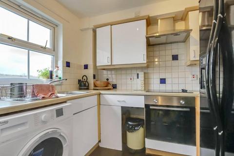 3 bedroom flat to rent, Commercial Way, SE15