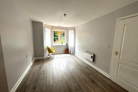 2 bedroom flat to rent, London, CR8