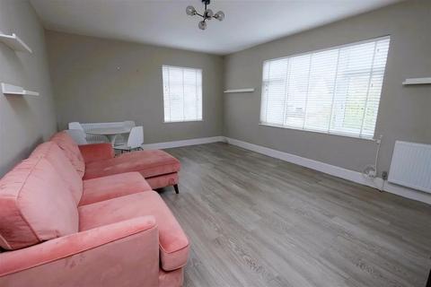 3 bedroom flat to rent, Sumner rd, SE15