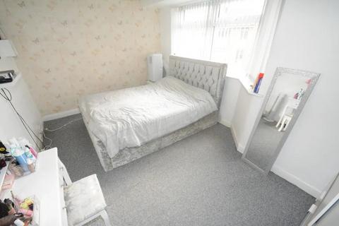 3 bedroom flat to rent, Sumner rd, SE15