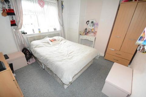 3 bedroom flat to rent, Sumner rd, SE15