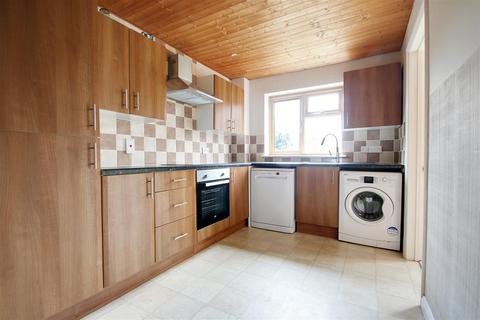 2 bedroom flat to rent, Marsworth Road, Pitstone