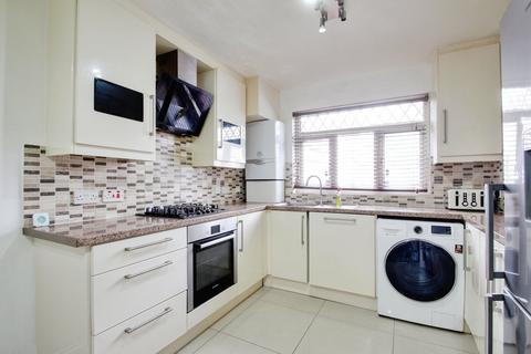 3 bedroom terraced house to rent, Bannister Close, Greenford UB6