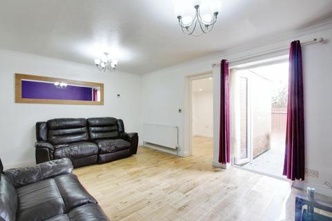 3 bedroom terraced house to rent, Bannister Close, Greenford UB6