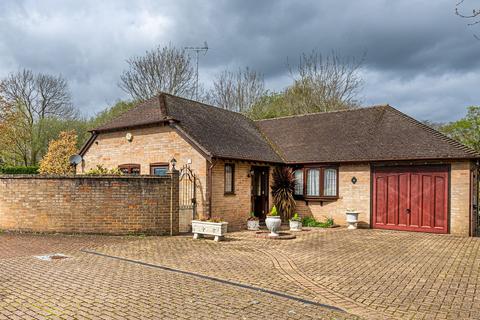 2 bedroom detached bungalow for sale, Farriers Close, Reading RG5