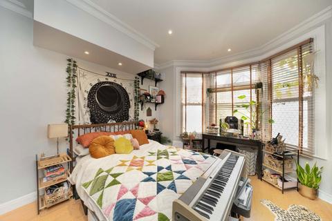 2 bedroom flat for sale, St. Kilda Road, London W13