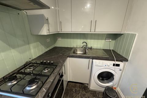 3 bedroom flat to rent, Station Road, WEST DRAYTON UB7