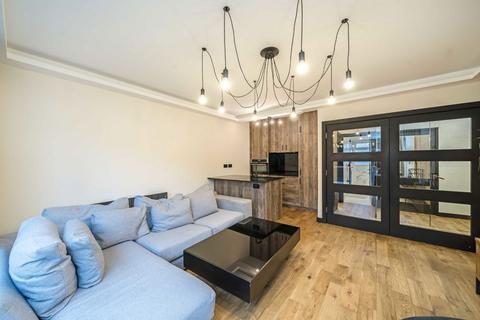 3 bedroom flat to rent, Silverdale Close, London W7