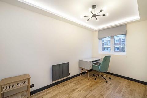 3 bedroom flat to rent, Silverdale Close, London W7