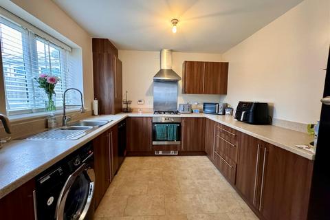 3 bedroom detached house to rent, Grangewick Road, Grays