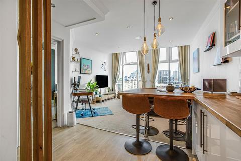 1 bedroom apartment for sale, Plantation Wharf, Battersea, SW11