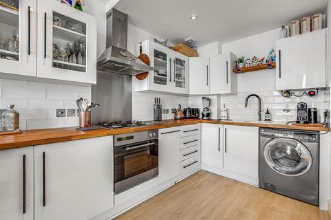 1 bedroom apartment for sale, Plantation Wharf, Battersea, SW11