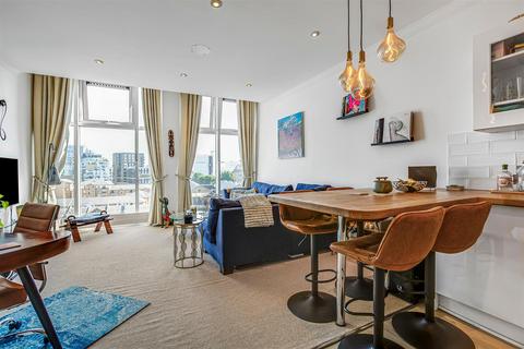 1 bedroom apartment for sale, Plantation Wharf, Battersea, SW11