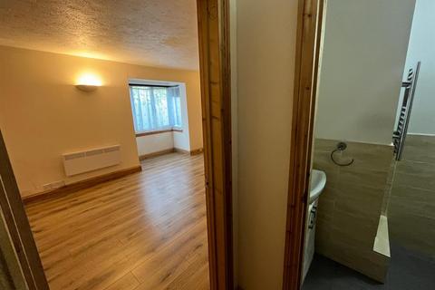 Studio to rent, Harp Island Close, London