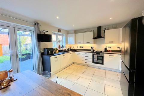 4 bedroom townhouse for sale, Fuggle Drive, Aylesbury HP21