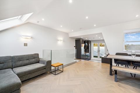 3 bedroom flat for sale, Bronsart Road, London