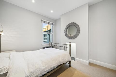 3 bedroom flat for sale, Bronsart Road, London