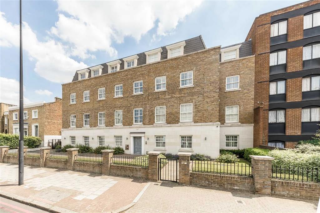 Clapham Road, London SW9 1 bed flat - £400,000