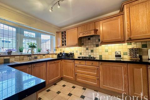 4 bedroom semi-detached house for sale, Southbury Close, Hornchurch, RM12