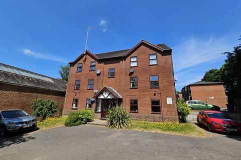 2 bedroom flat to rent, Pound Road, Aldershot