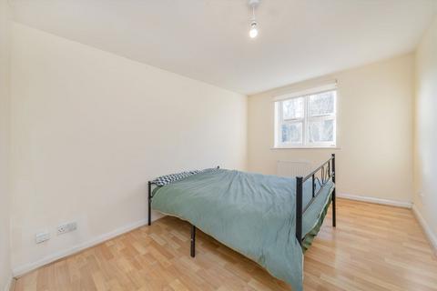 2 bedroom flat to rent, Rosebank Close, Teddington TW11