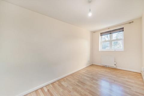 2 bedroom flat to rent, Rosebank Close, Teddington TW11