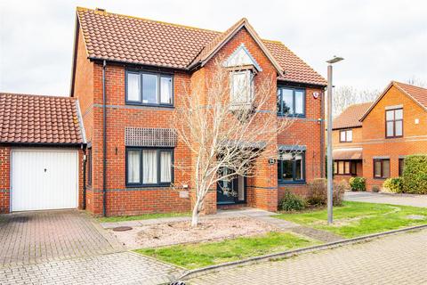 4 bedroom detached house to rent, Crane Court, Loughton