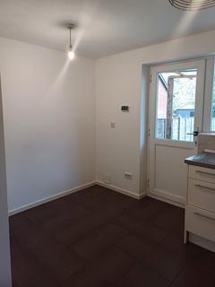 2 bedroom terraced house to rent, Goldcrest Close, Luton, LU4