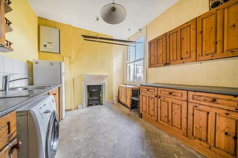 2 bedroom flat for sale, Highlands Avenue, Acton